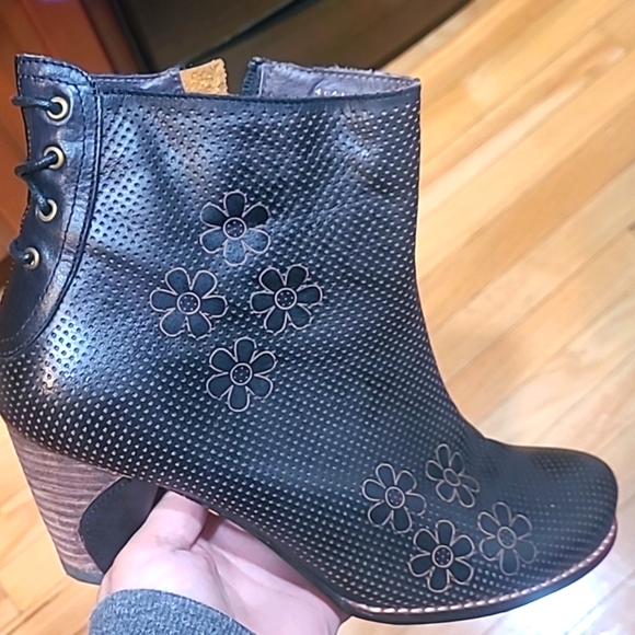 Size 9 (40) L'Artiste Spring Step Booties - Picture 9 of 9